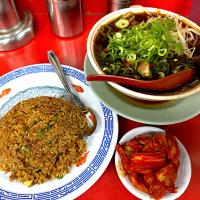炒飯に小ラーメン、朝鮮漬け　新福菜館本店